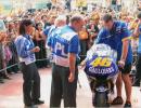 Zaira Pitzalis con la moto di Valentino Rossi alla gara MotoGP 2005 Mugello